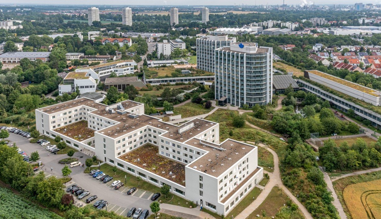 Reha Zentrum und Klinik aus Süden Drohne