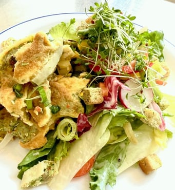 Vegetarische Maultaschen mit Ei und knackigem Blattsalat